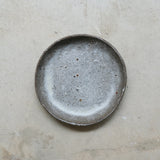 Assiette creuse en terre glanée D 19cm -Gris et blanc satiné par Potry chez Brutal Ceramics