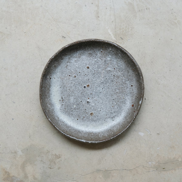 Assiette creuse en terre glanée D 19cm -Gris et blanc satiné par Potry chez Brutal Ceramics
