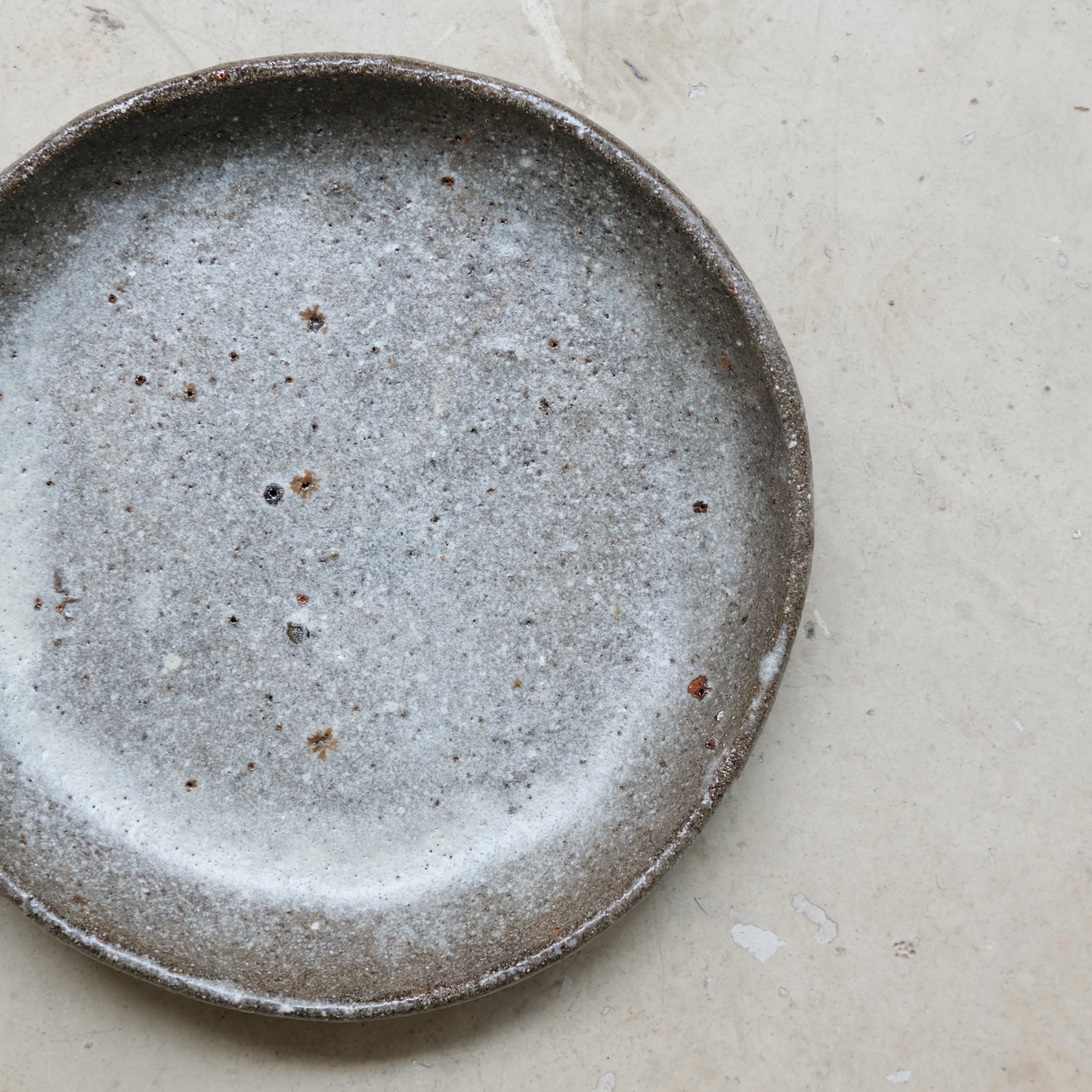 Assiette creuse en terre glanée D 19cm -Gris et blanc satiné par Potry chez Brutal Ceramics