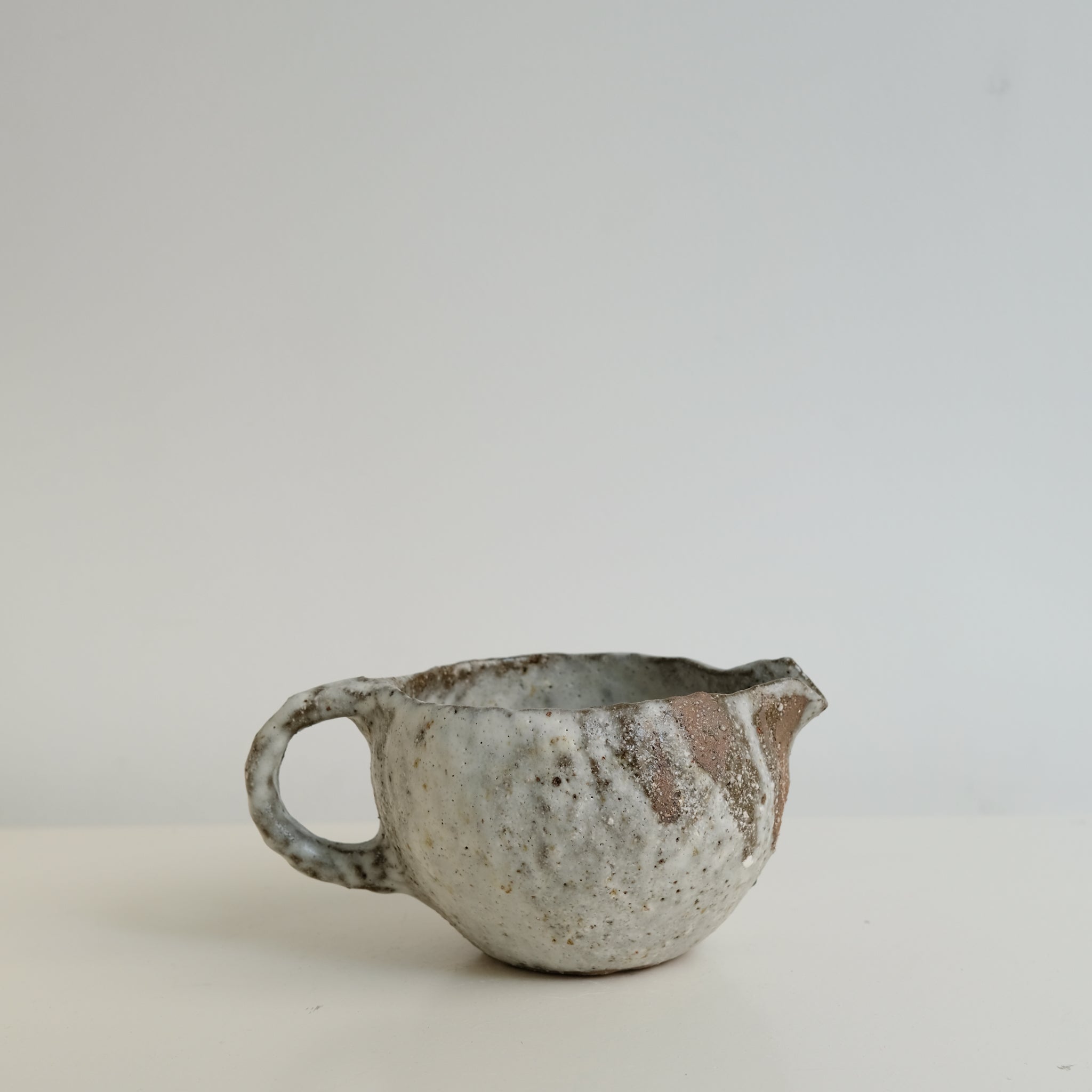 Cruche à eau en terre glanée 500ml- Blanc mat par Potry pour Brutal Ceramics