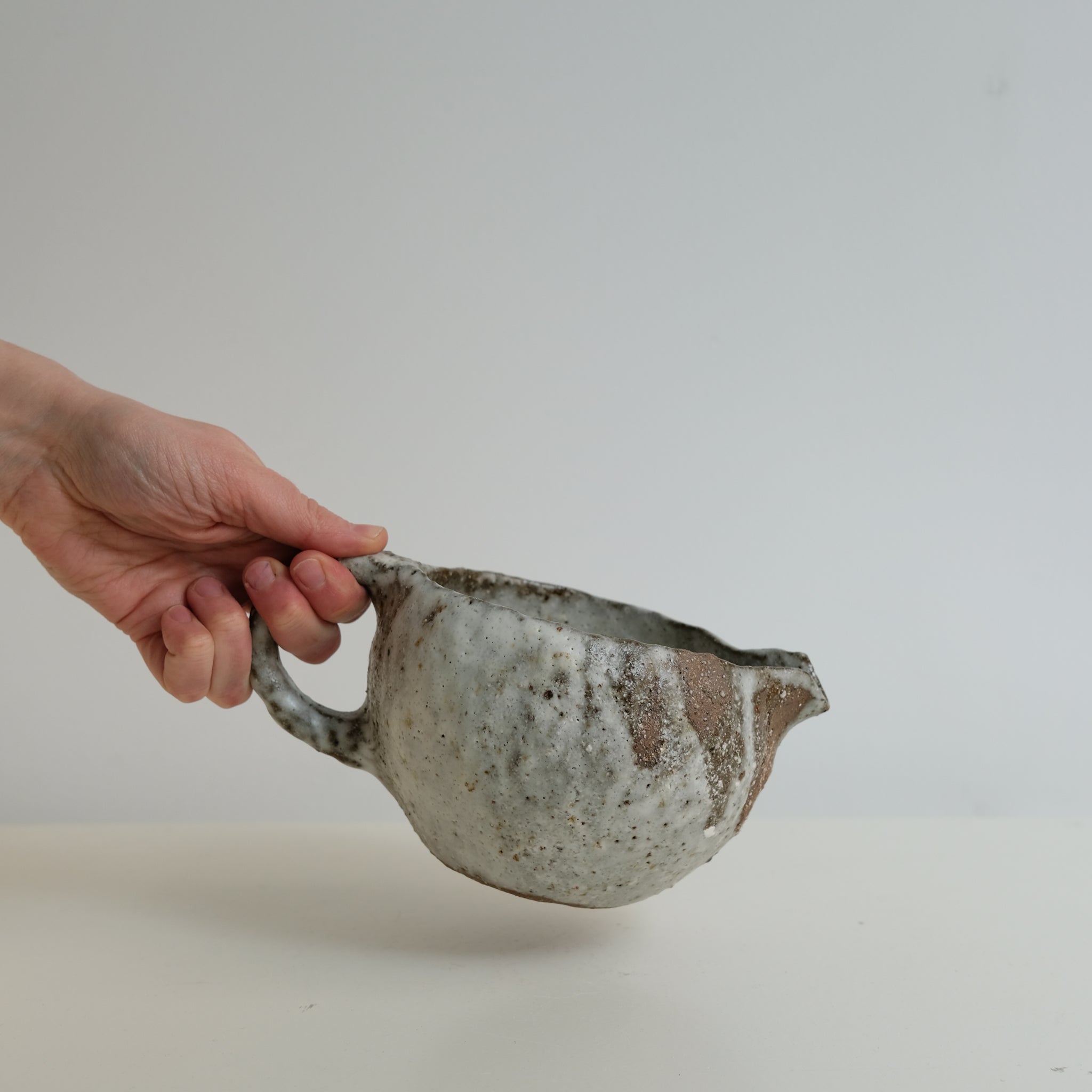 Cruche à eau en terre glanée 500ml- Blanc mat par Potry pour Brutal Ceramics
