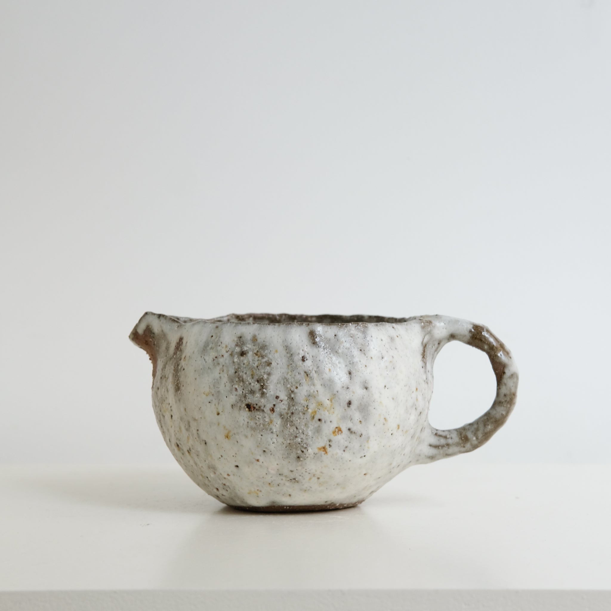 Cruche à eau en terre glanée 500ml- Blanc mat par Potry pour Brutal Ceramics