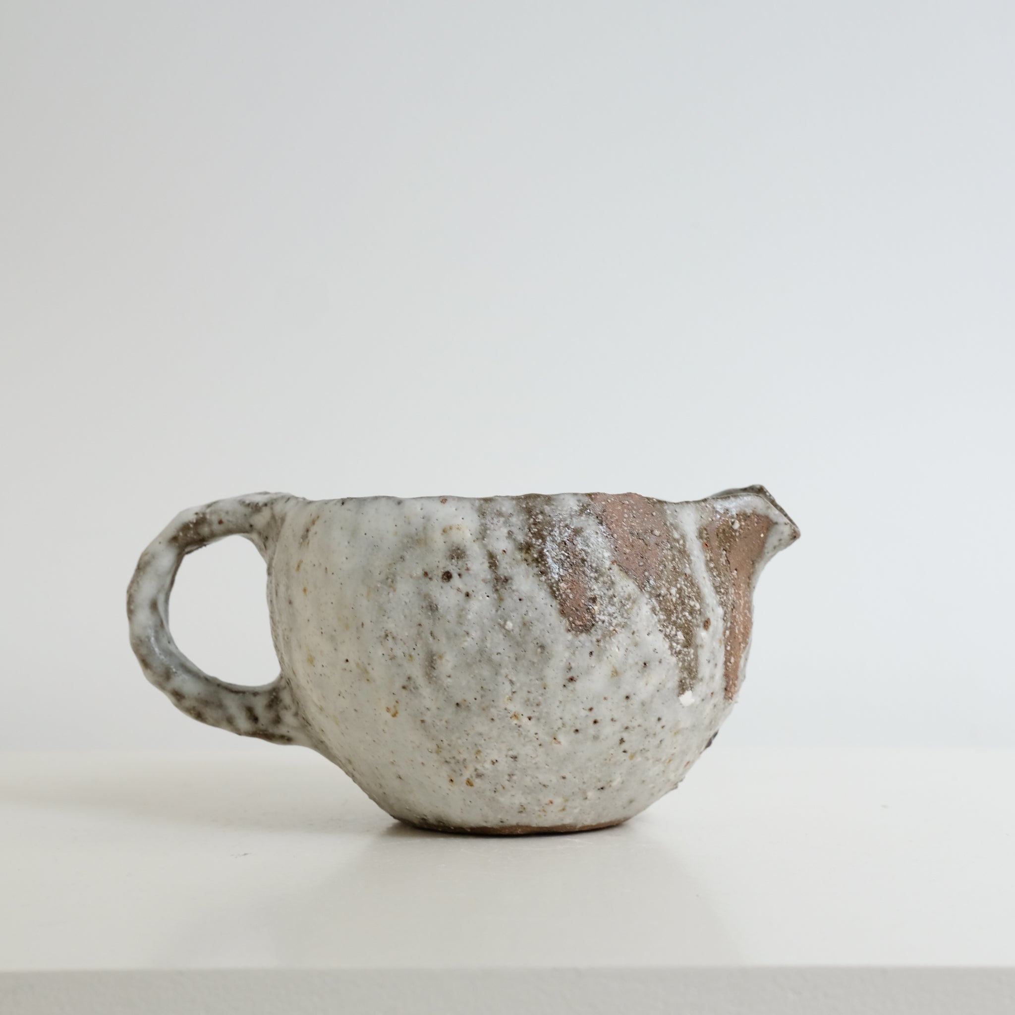 Cruche à eau en terre glanée 500ml- Blanc mat par Potry pour Brutal Ceramics