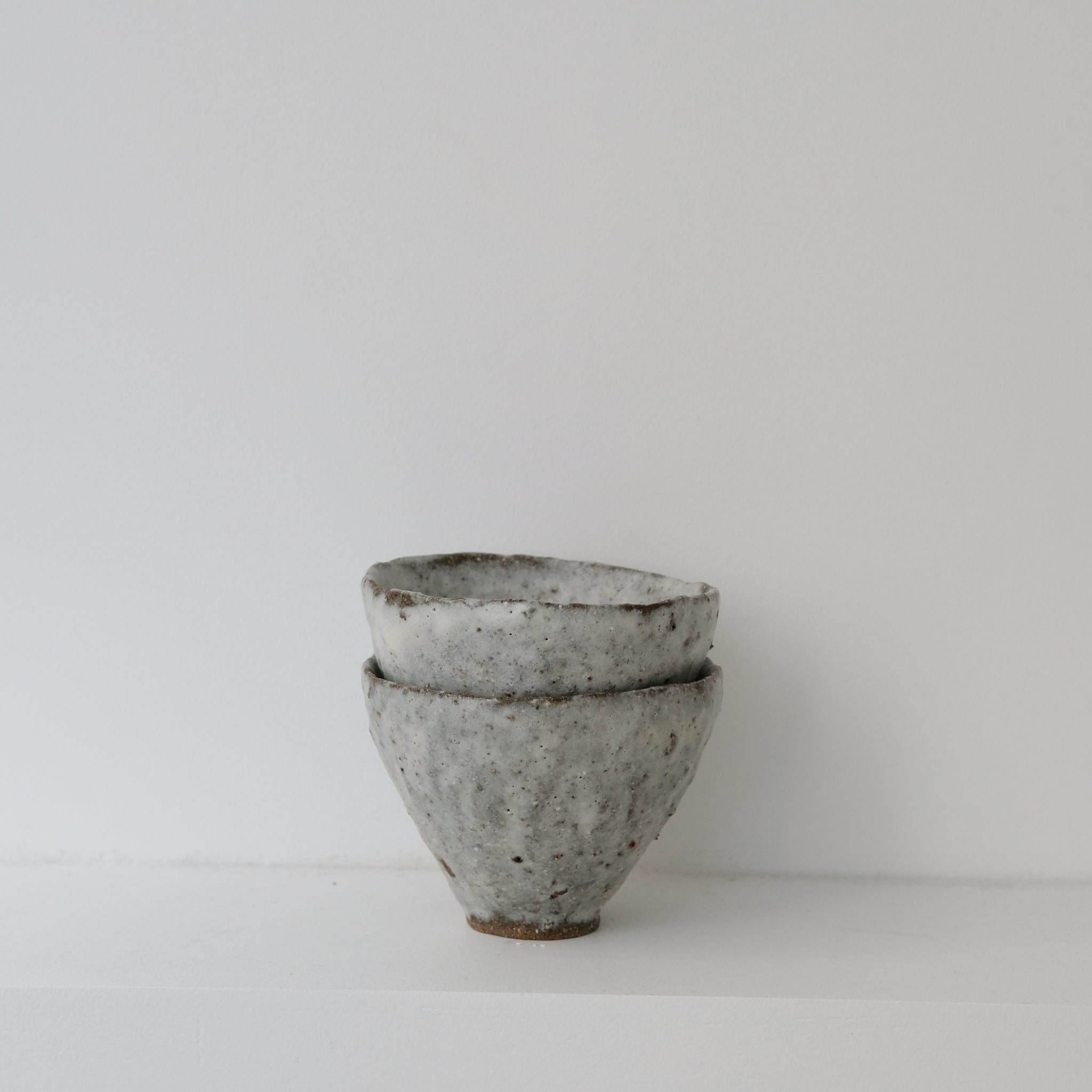Tasse en terre glanée 150ml - Blanc texturé par Potry chez Brutal Ceramics
