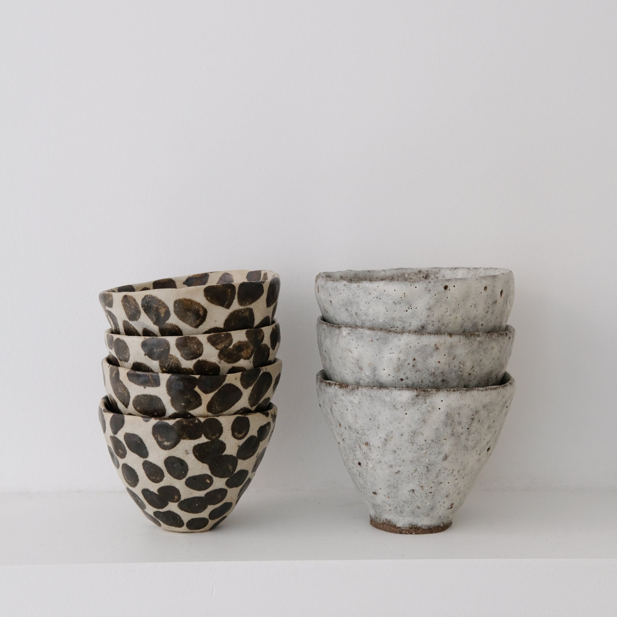 Tasse en terre glanée 150ml - Blanc texturé par Potry chez Brutal Ceramics