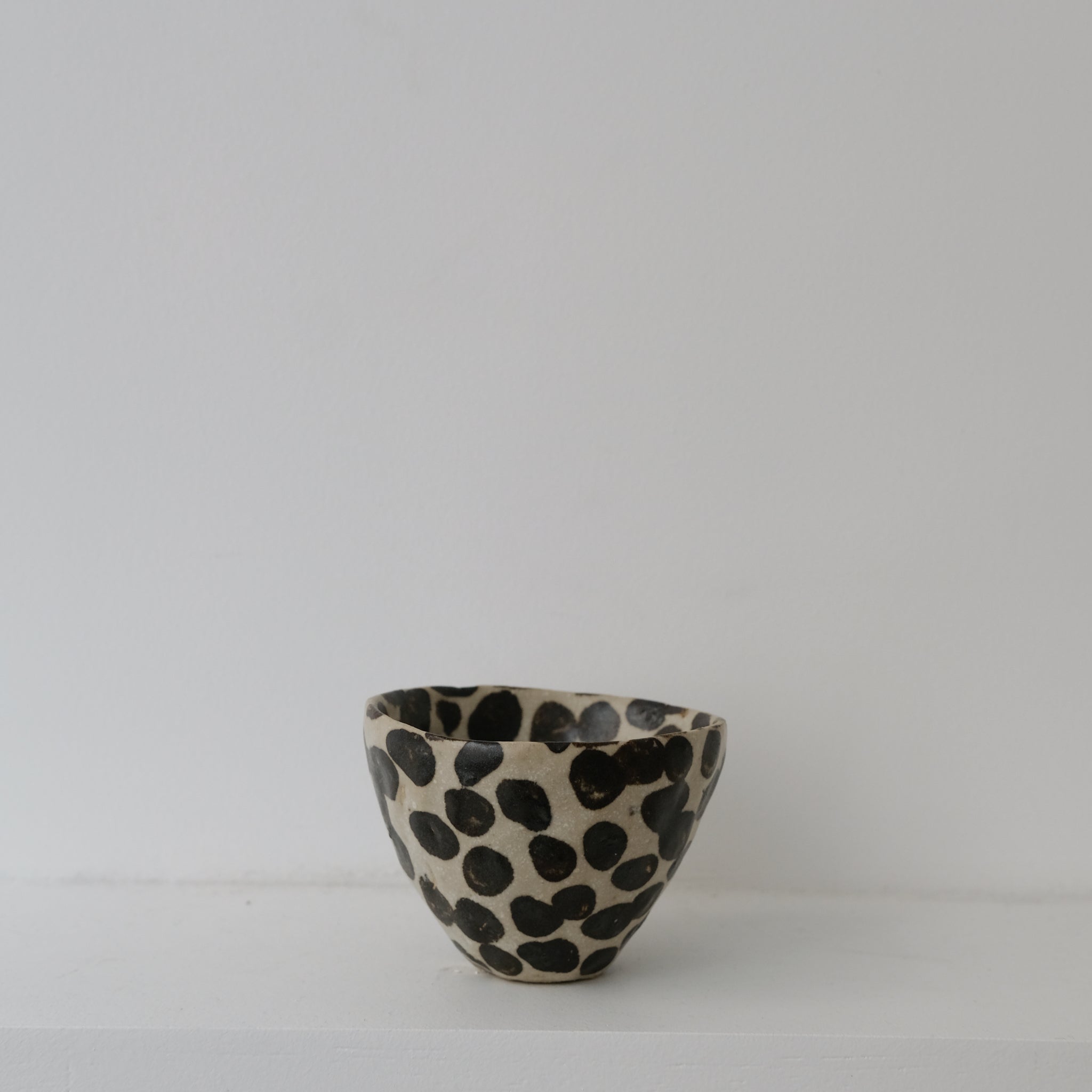 Tasse en grès 100ml - Blanc noir moucheté de Potry chez Brutal Ceramics