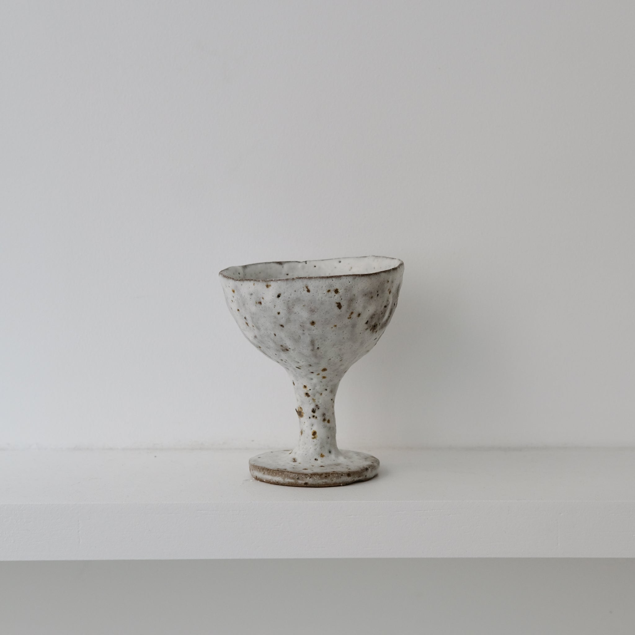 Verre/coupe en terre glanée D  9cm - Blanc texturé de Potry chez Brutal Ceramics
