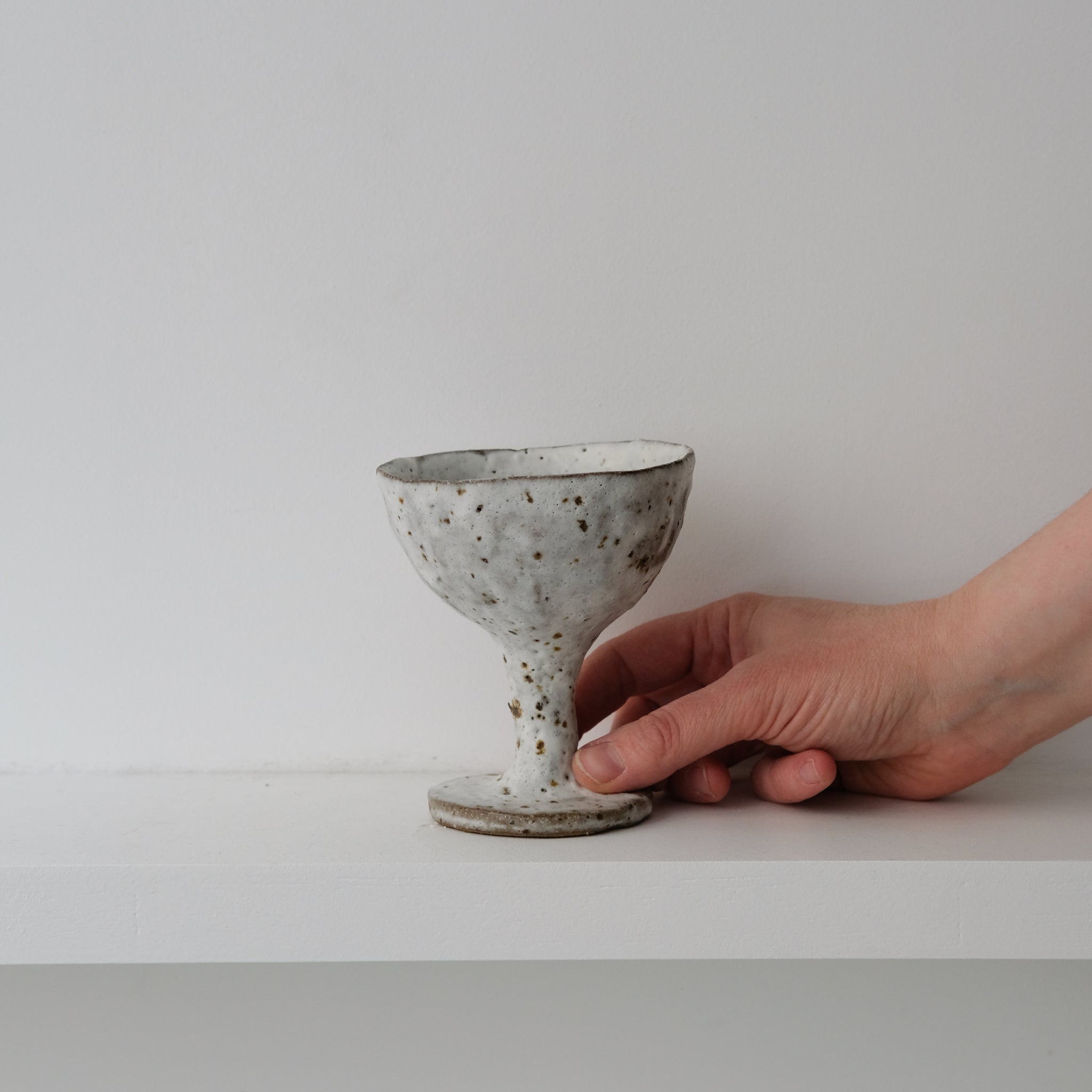 Verre/coupe en terre glanée D  9cm - Blanc texturé de Potry chez Brutal Ceramics