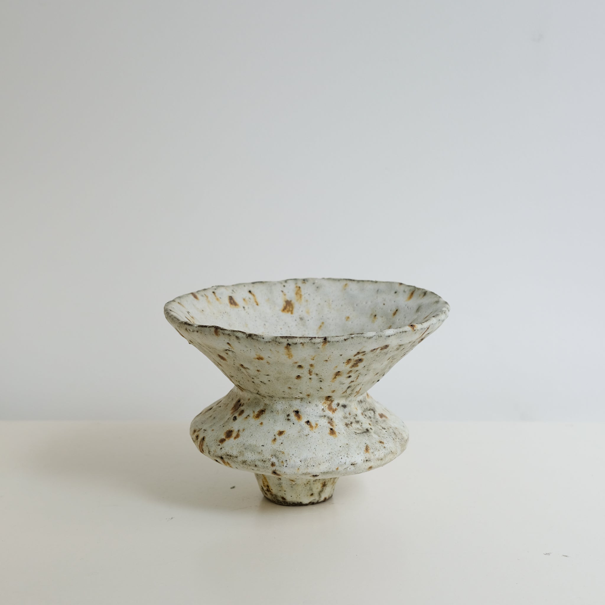 Vase en terre glanée H 13,4cm - Blanc moucheté par Potry chez Brutal Ceramics