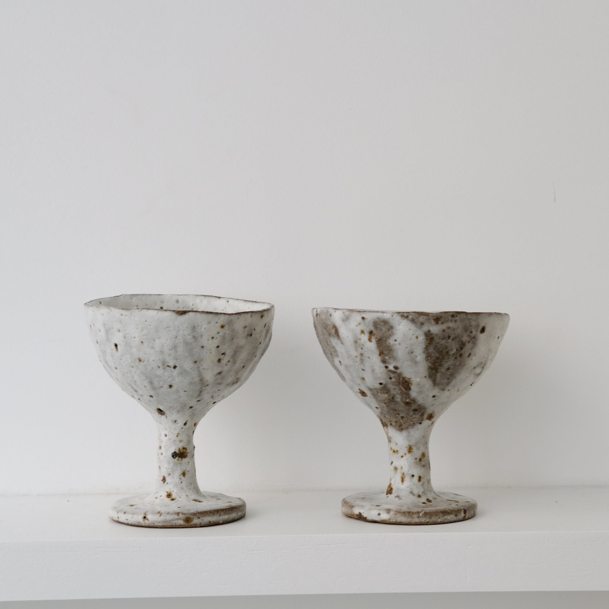 Verre/coupe en terre glanée D  9cm - Blanc texturé de Potry chez Brutal Ceramics