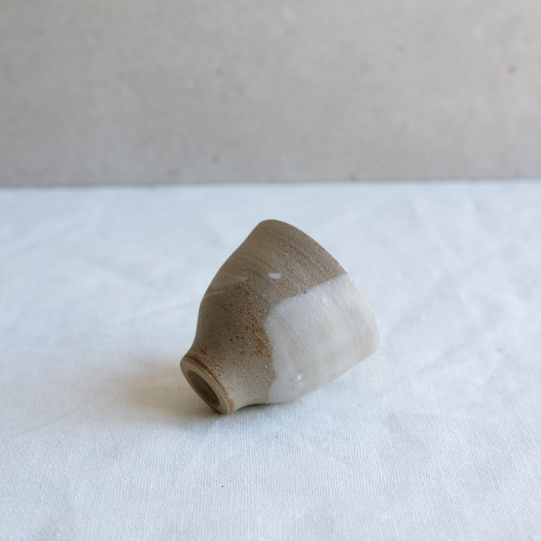 Verre à saké en grès naturel par l'atelier Setsuko chez Brutal Ceramics