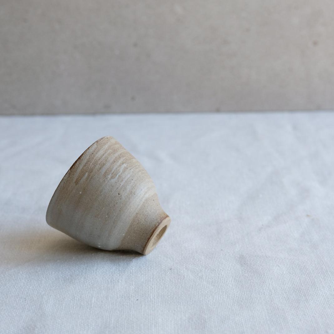 Verre à saké en grès naturel par l'atelier Setsuko chez Brutal Ceramics