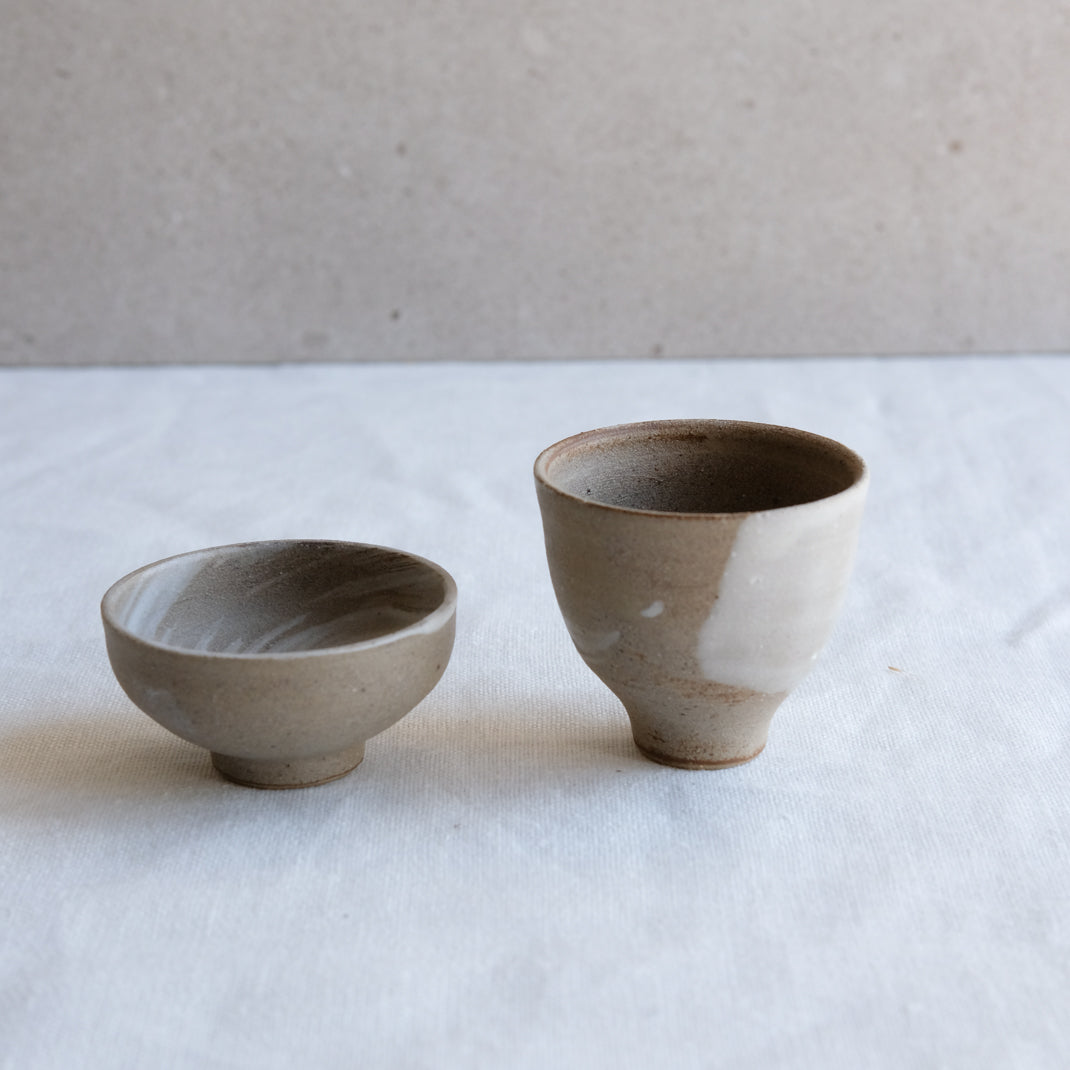 Verre à saké en grès naturel par l'atelier Setsuko chez Brutal Ceramics