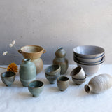 Bouteille à saké en grès naturel par l'atelier Setsuko chez Brutal Ceramics