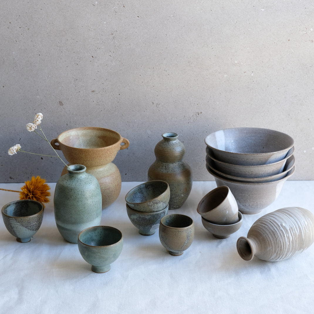 Verre à saké vert kaki par l'atelier Setsuko chez Brutal Ceramics