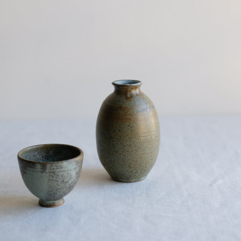 Bouteille à saké vert kaki par l'atelier Setsuko chez Brutal Ceramics