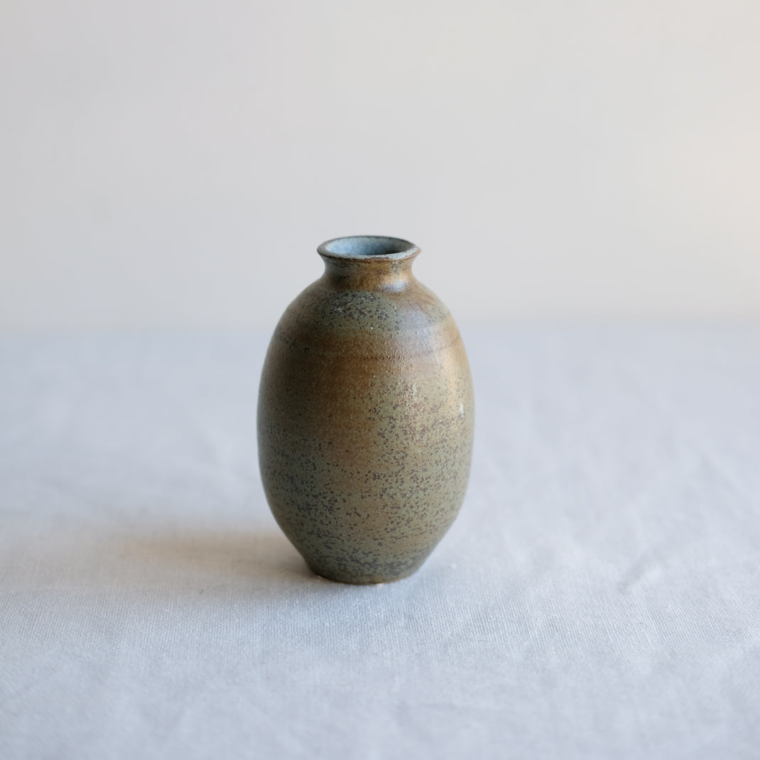 Bouteille à saké vert kaki par l'atelier Setsuko chez Brutal Ceramics