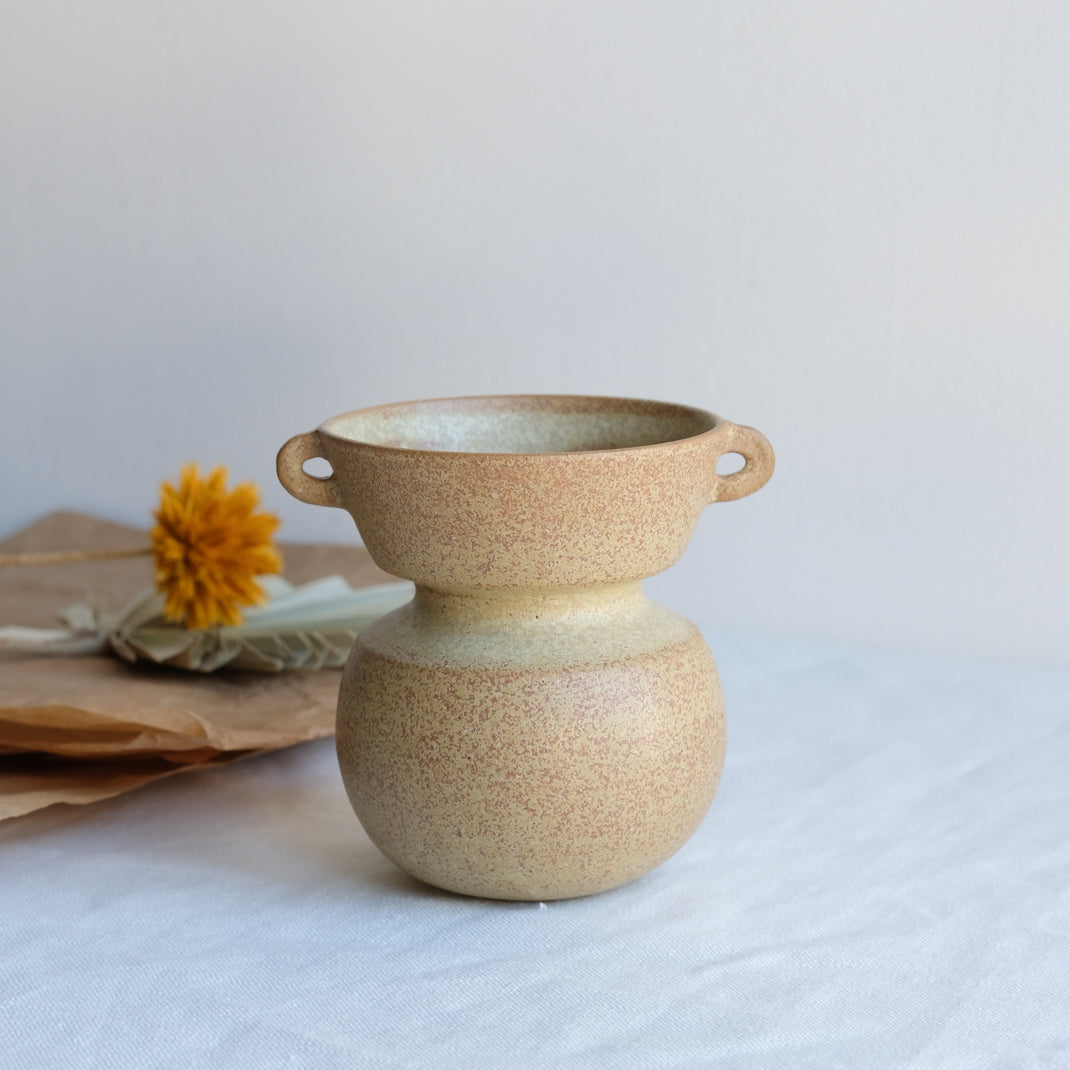 Vase en grès par l'atelier setsuko chez Brutal Ceramics