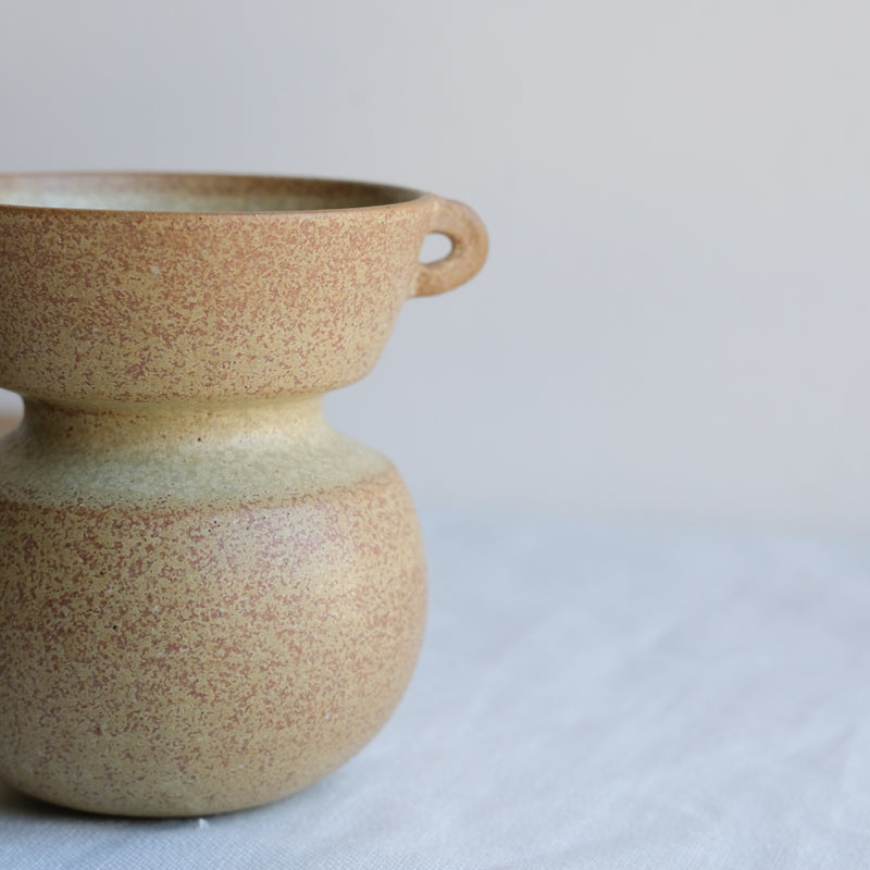 Vase en grès par l'atelier setsuko chez Brutal Ceramics