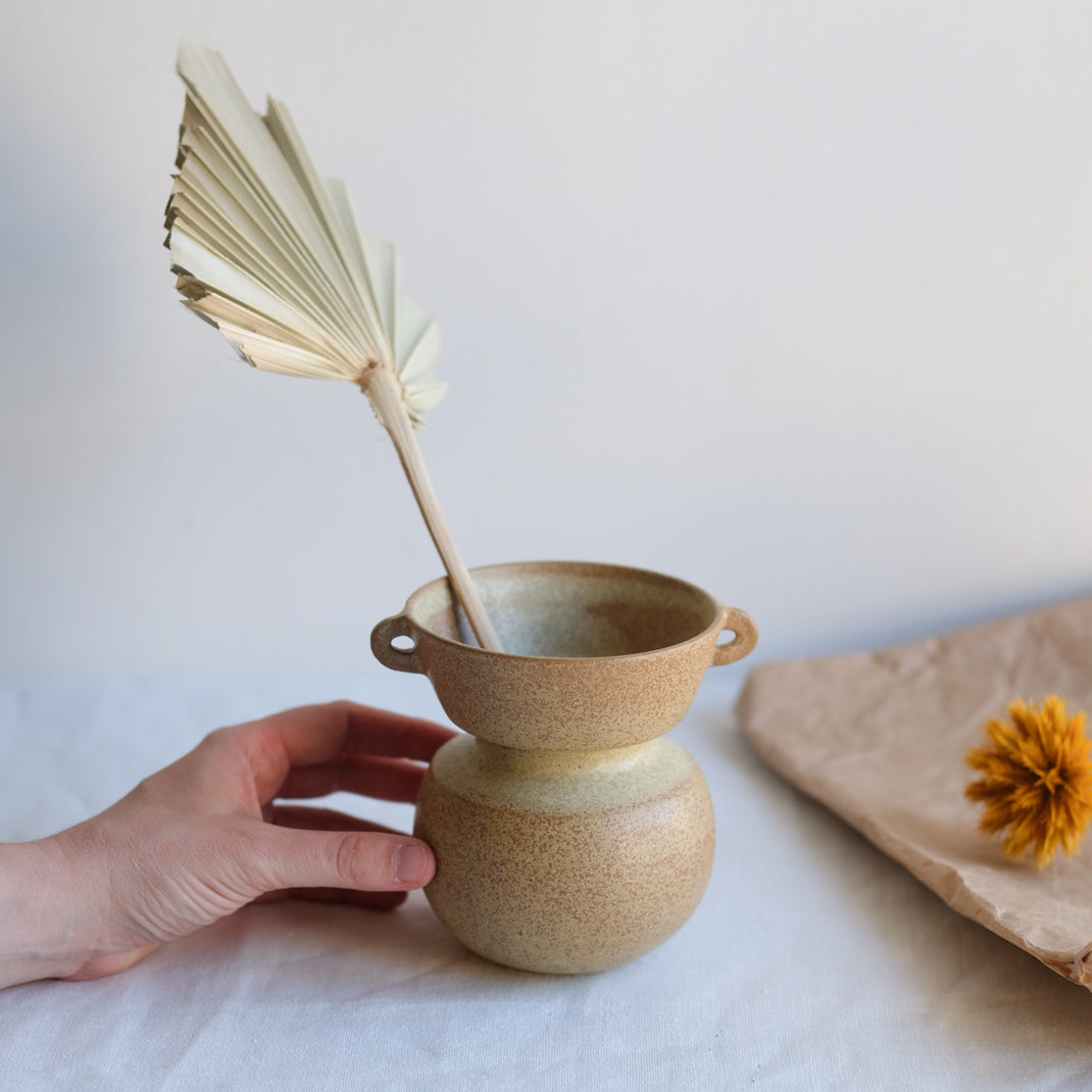 Vase en grès par l'atelier setsuko chez Brutal Ceramics