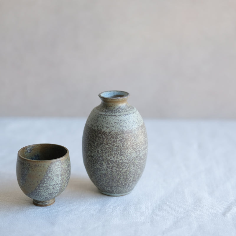 Bouteille à saké vert kaki par l'atelier Setsuko chez Brutal Ceramics