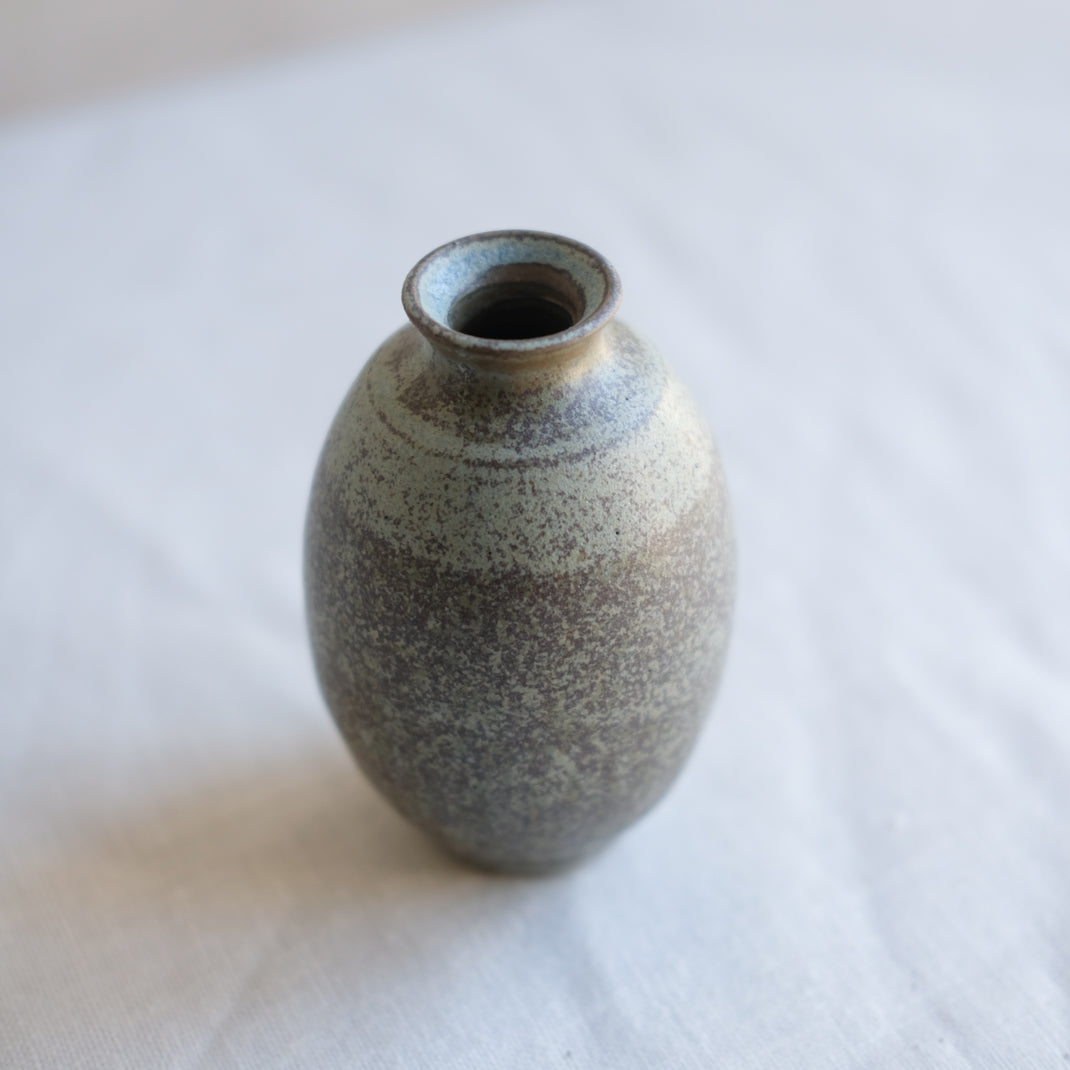 Bouteille à saké vert kaki par l'atelier Setsuko chez Brutal Ceramics
