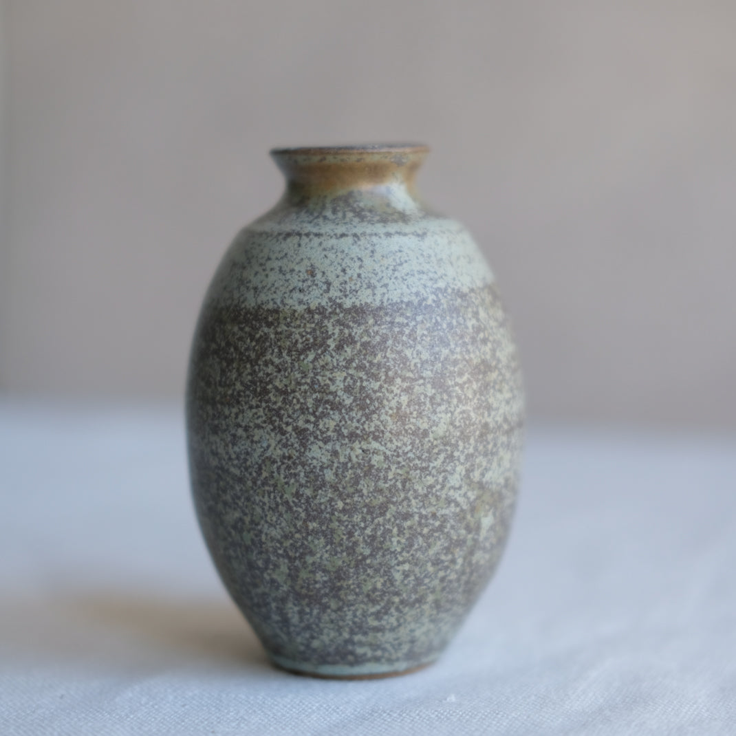 Bouteille à saké vert kaki par l'atelier Setsuko chez Brutal Ceramics