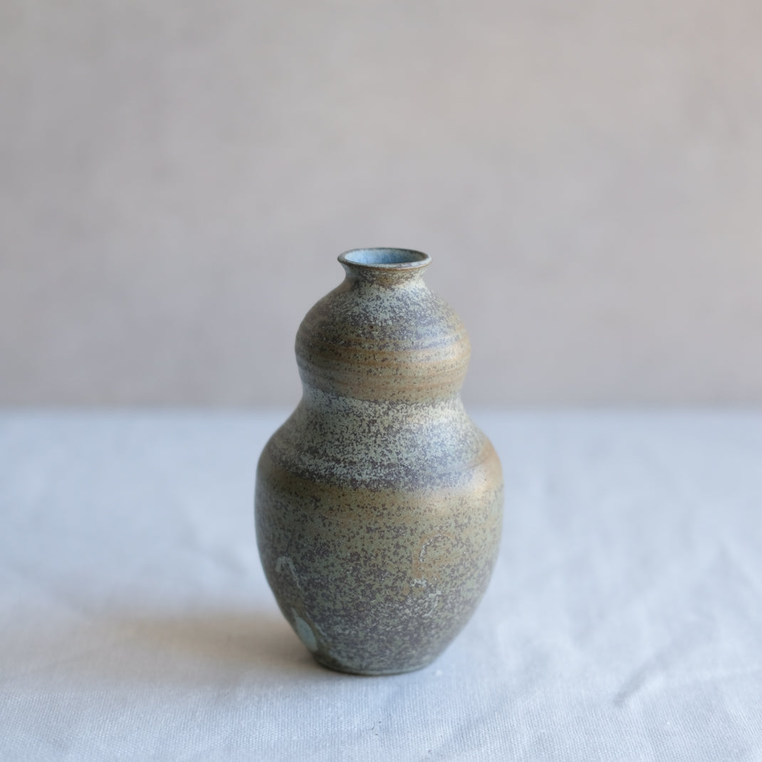 Bouteille à saké vert kaki par l'atelier Setsuko chez Brutal Ceramics