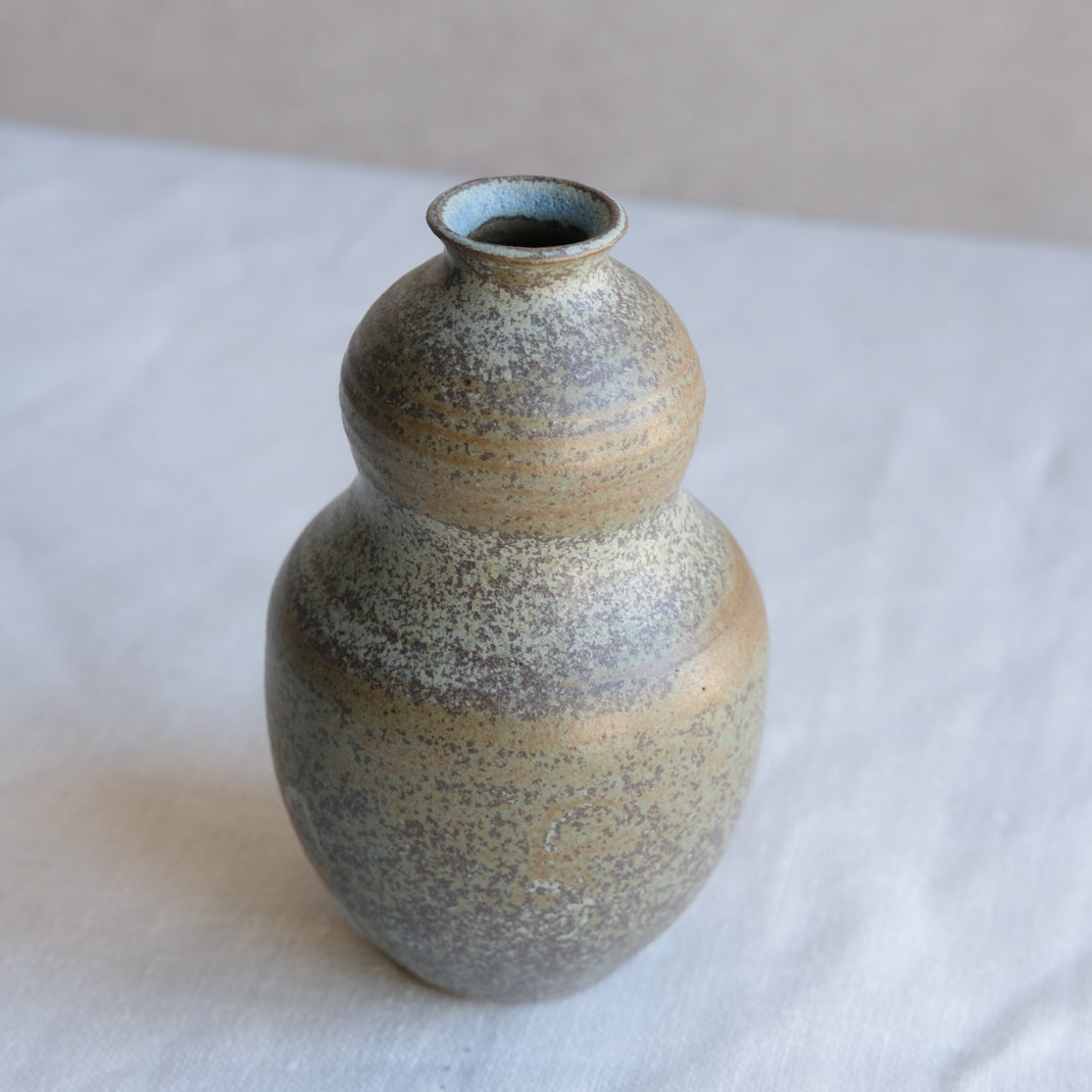 Bouteille à saké vert kaki par l'atelier Setsuko chez Brutal Ceramics