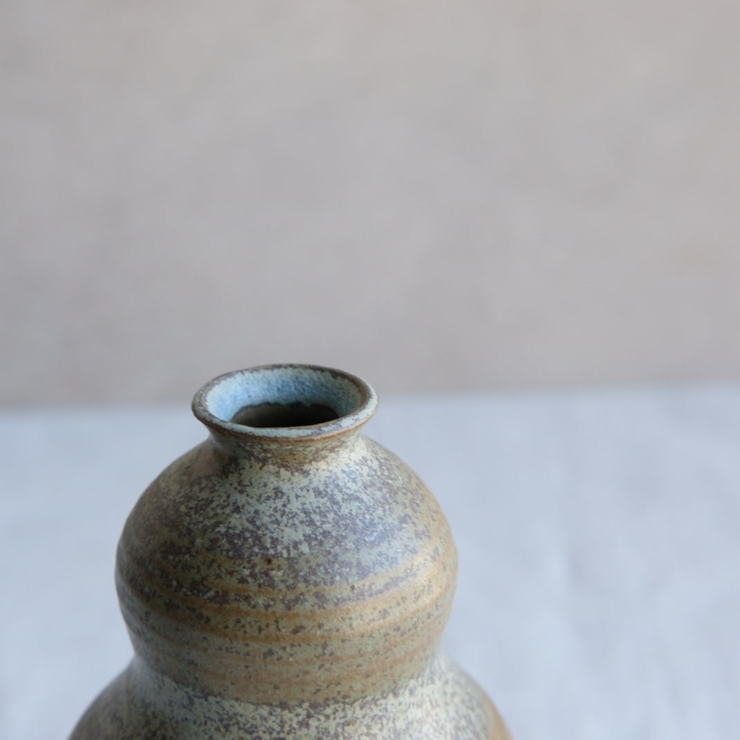 Bouteille à saké vert kaki par l'atelier Setsuko chez Brutal Ceramics