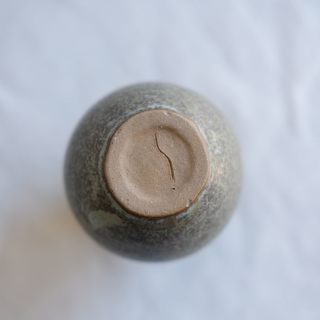 Bouteille à saké vert kaki par l'atelier Setsuko chez Brutal Ceramics
