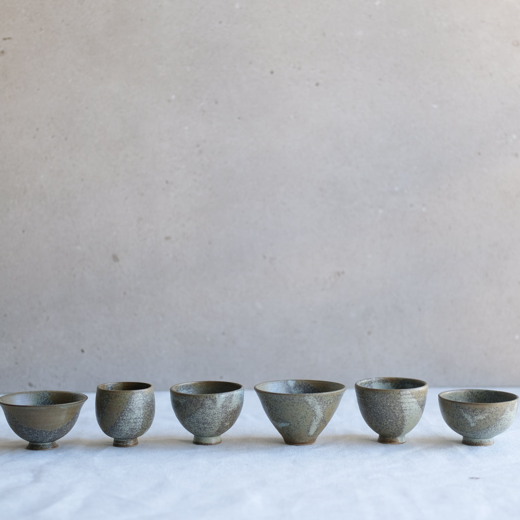 Verre à saké vert kaki par l'atelier Setsuko chez Brutal Ceramics