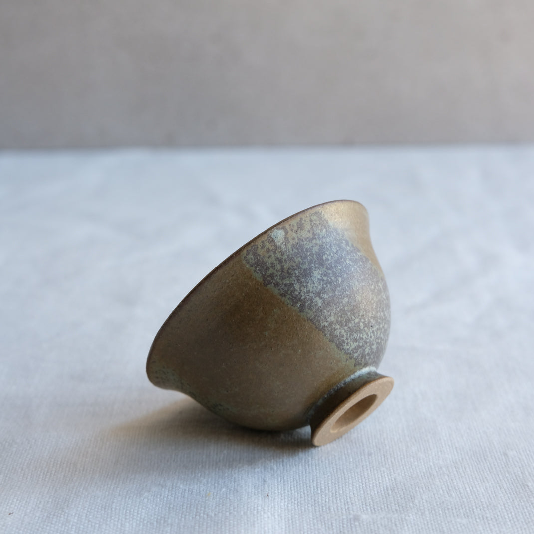 Verre à saké vert kaki par l'atelier Setsuko chez Brutal Ceramics