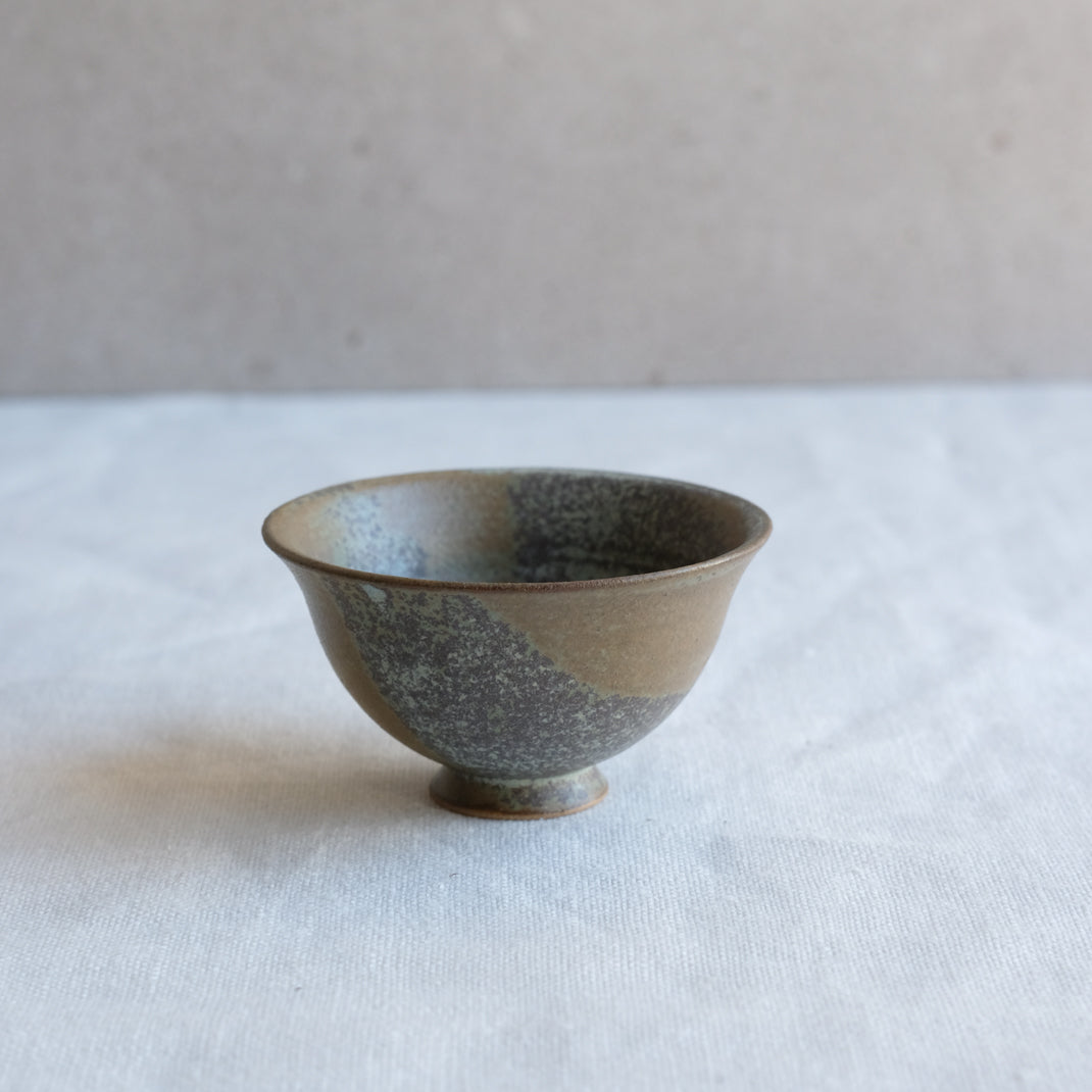 Verre à saké vert kaki par l'atelier Setsuko chez Brutal Ceramics