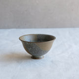 Verre à saké vert kaki par l'atelier Setsuko chez Brutal Ceramics