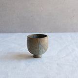 Verre à saké vert kaki par l'atelier Setsuko chez Brutal Ceramics