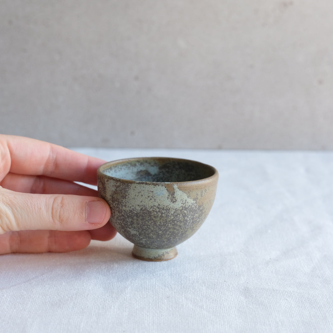 Verre à saké vert kaki par l'atelier Setsuko chez Brutal Ceramics