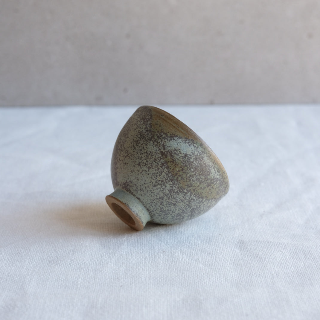 Verre à saké vert kaki par l'atelier Setsuko chez Brutal Ceramics
