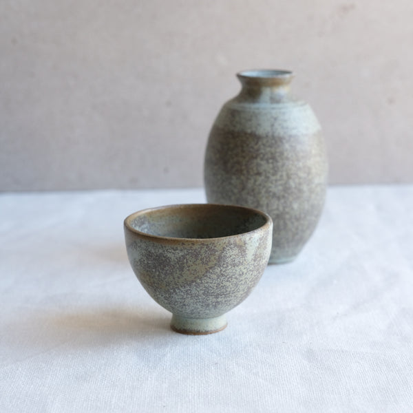 Verre à saké vert kaki par l'atelier Setsuko chez Brutal Ceramics
