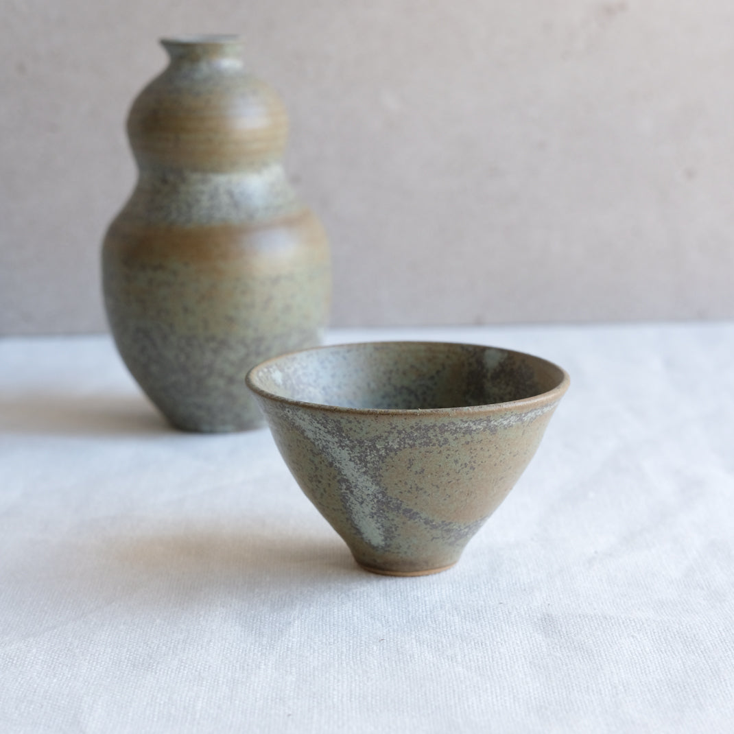 Verre à saké vert kaki par l'atelier Setsuko chez Brutal Ceramics