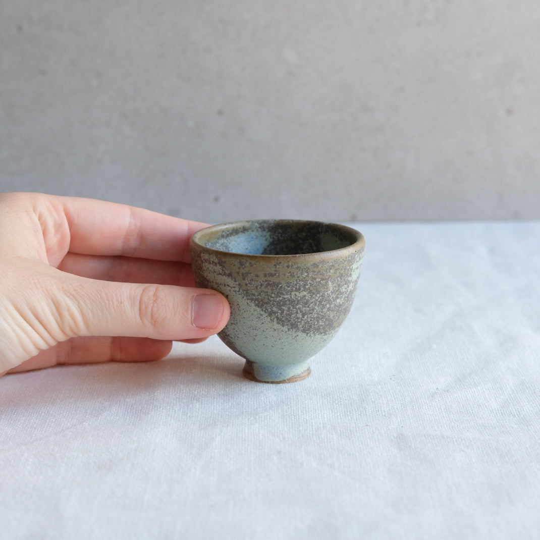 Verre à saké vert kaki par l'atelier Setsuko chez Brutal Ceramics