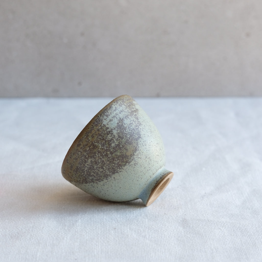 Verre à saké vert kaki par l'atelier Setsuko chez Brutal Ceramics