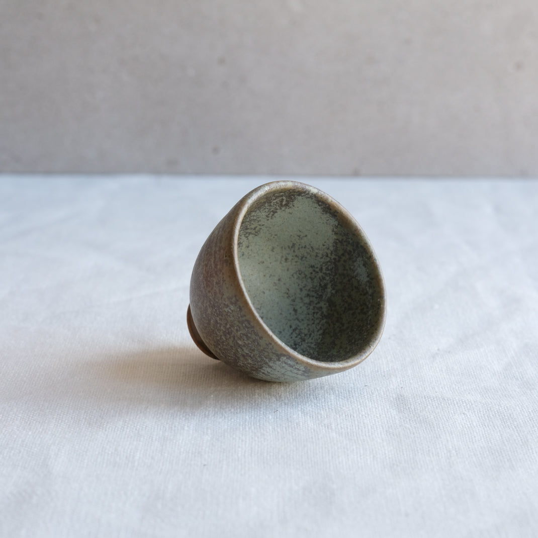 Verre à saké vert kaki par l'atelier Setsuko chez Brutal Ceramics