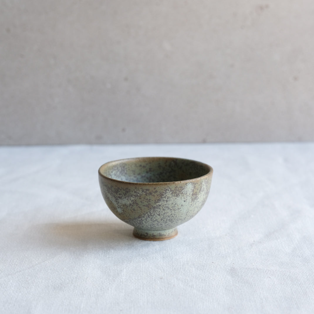 Verre à saké vert kaki par l'atelier Setsuko chez Brutal Ceramics