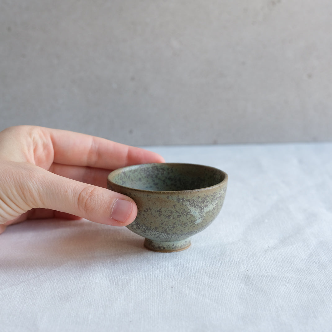 Verre à saké vert kaki par l'atelier Setsuko chez Brutal Ceramics
