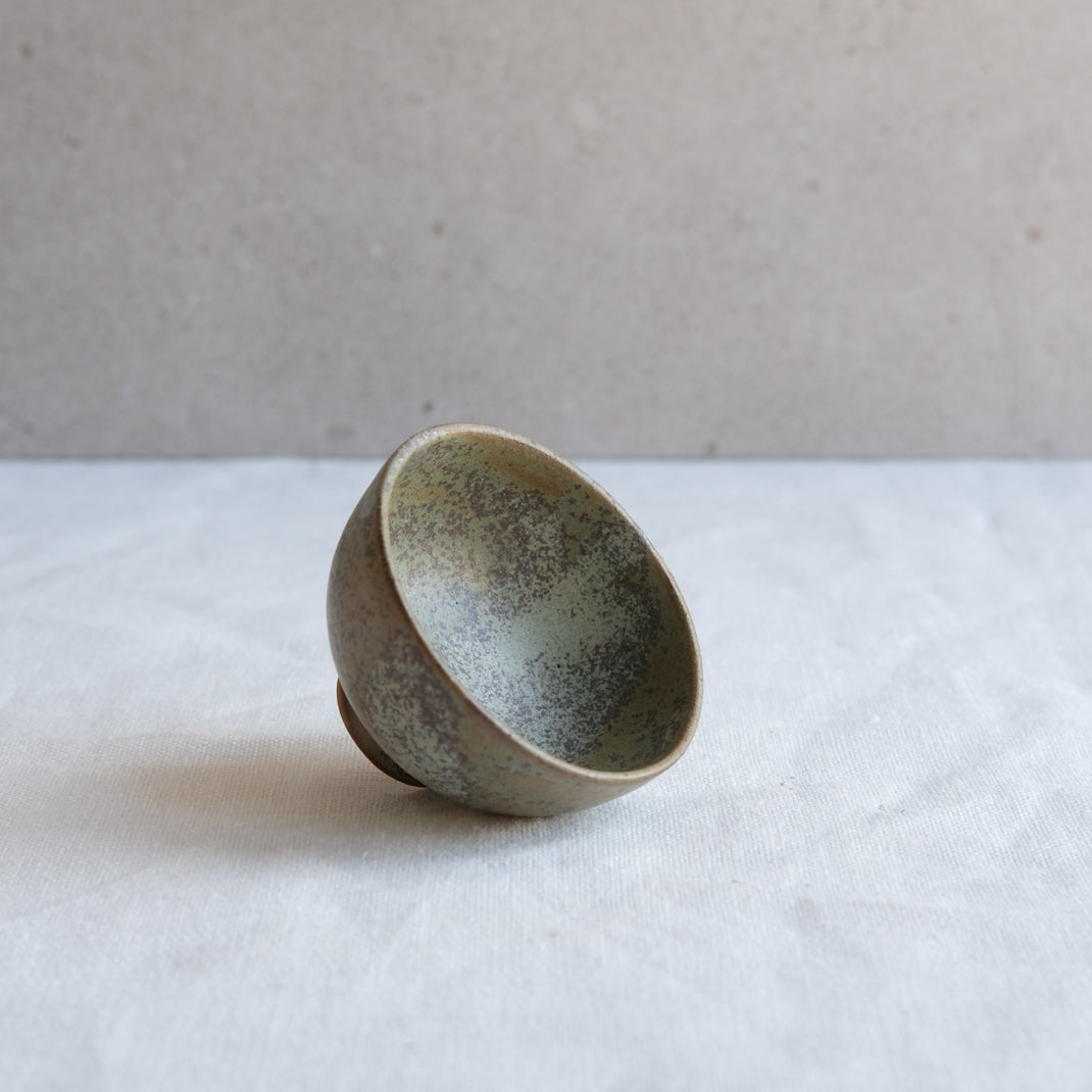 Verre à saké vert kaki par l'atelier Setsuko chez Brutal Ceramics