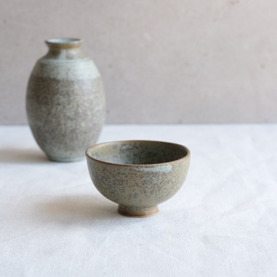 Verre à saké vert kaki par l'atelier Setsuko chez Brutal Ceramics