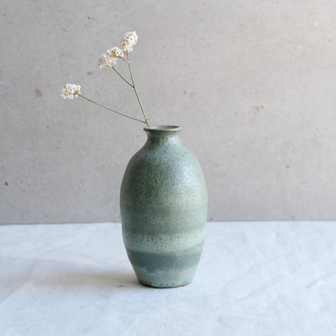 Bouteille à saké vert doux par l'atelier Setsuko chez Brutal Ceramics