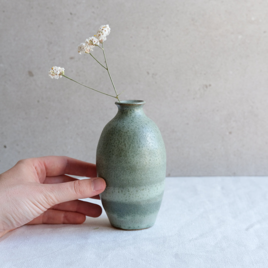 Bouteille à saké vert doux par l'atelier Setsuko chez Brutal Ceramics