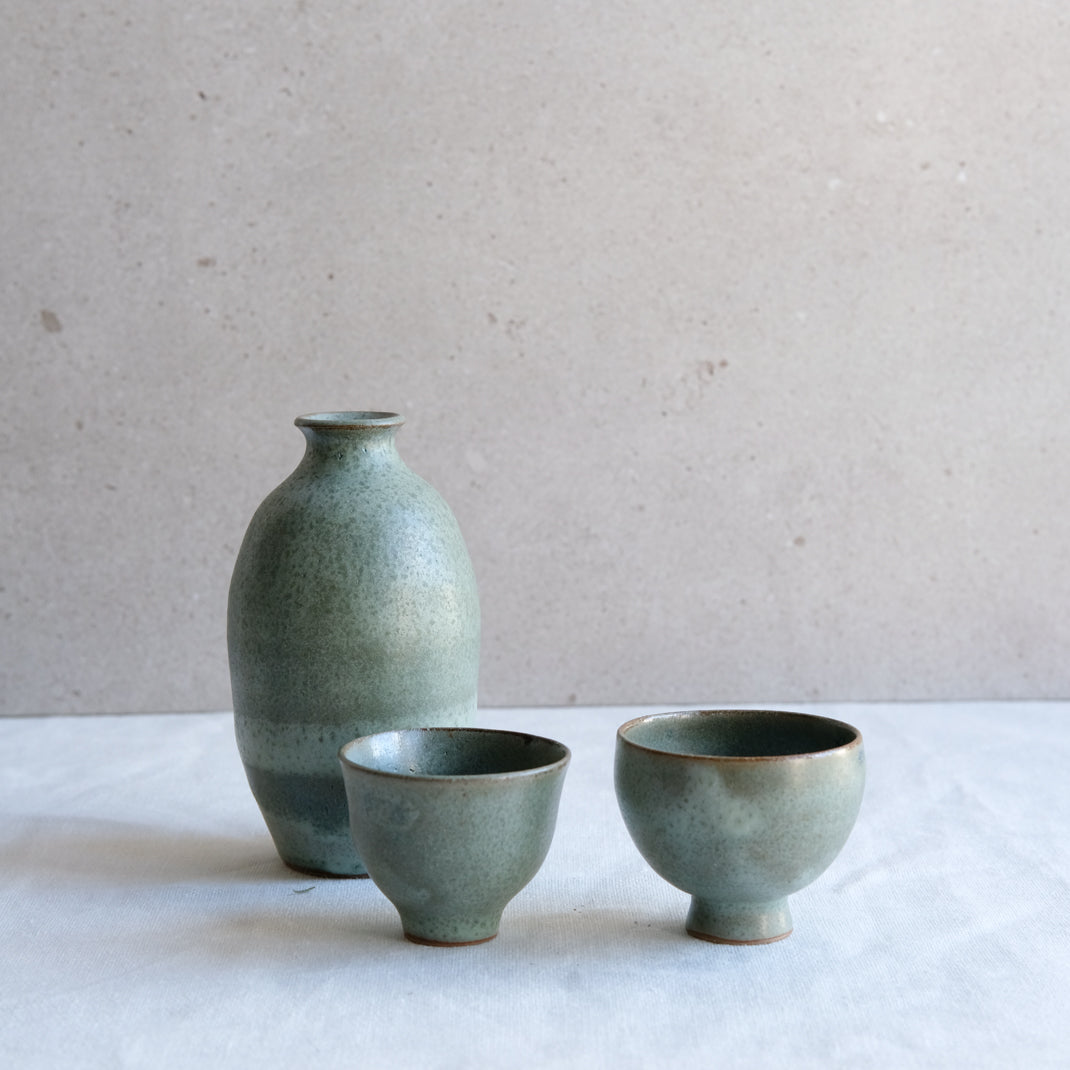 Bouteille à saké vert doux par l'atelier Setsuko chez Brutal Ceramics